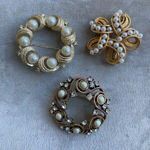 Vintage lot Signed Lisner & Monet Goldtoned faux Pearl and rhinestone brooches